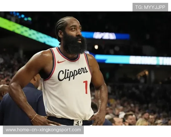 哈登被拍到与快船老板深夜谈话:交易? 哈登被拍到与快船老板深夜谈话:交易?