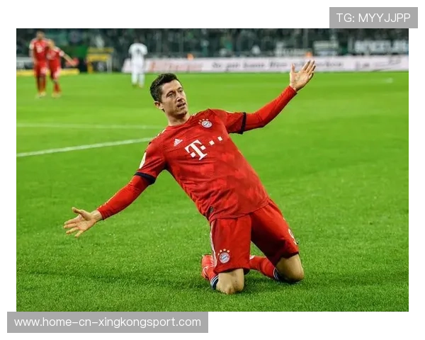 莱万禁区内灵巧脚步迷惑后卫,拜仁成就高质量机会 莱万禁区内灵巧脚步迷惑后卫,拜仁成就高质量机会